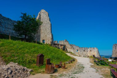 Güneşli bir günde Slovakya 'daki Cachtice şatosunun görüntüsü.