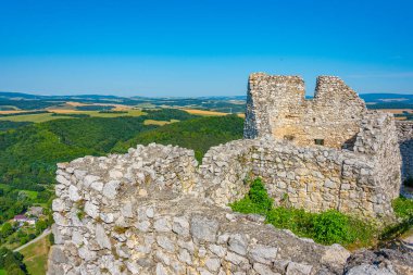 Güneşli bir günde Slovakya 'daki Cachtice şatosunun görüntüsü.