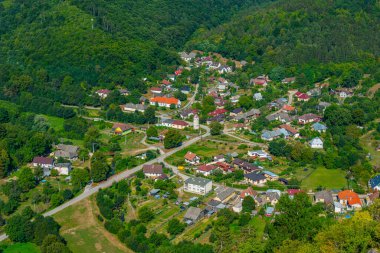 Slovakya 'daki Visnove köyünün panorama manzarası.