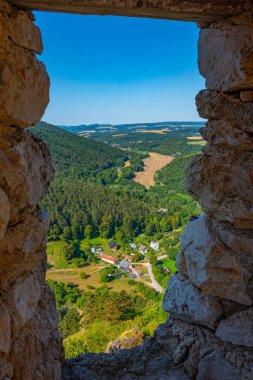 Güneşli bir günde Slovakya 'daki Cachtice şatosunun görüntüsü.