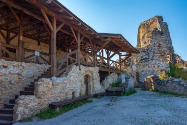 Güneşli bir günde Slovakya 'daki Cachtice şatosunun görüntüsü.