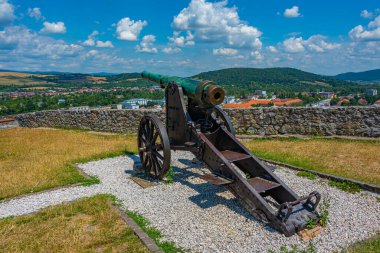 Slovakya 'daki Trencin kalesinde tarihi silahlar.