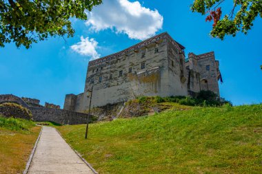 Slovakya 'daki Trencin şatosunun görüntüsü.