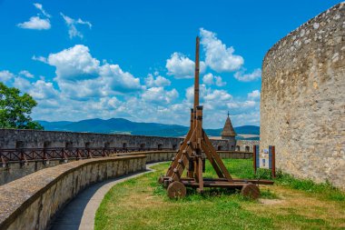 Slovakya 'daki Trencin kalesinde tarihi silahlar.