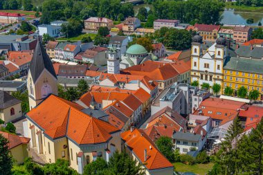 Trencin, Slovakya 'daki barış meydanının hava görüntüsü.