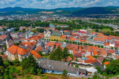 Trencin, Slovakya 'daki barış meydanının hava görüntüsü.