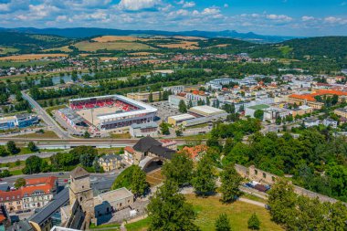 Trencin, Slovakya 'daki bir futbol stadyumunun panorama manzarası.