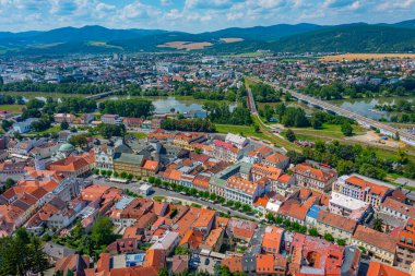 Trencin, Slovakya 'daki barış meydanının panorama görüntüsü.