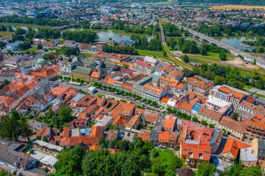 Trencin, Slovakya 'daki barış meydanının panorama görüntüsü.