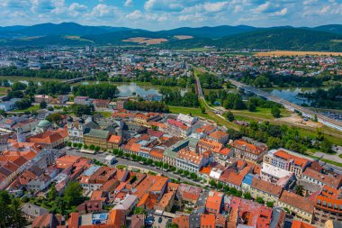 Trencin, Slovakya 'daki barış meydanının panorama görüntüsü.