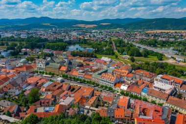 Trencin, Slovakya 'daki barış meydanının panorama görüntüsü.