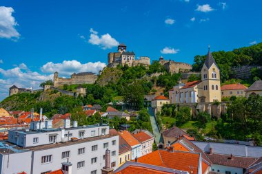 Eski kasaba Slovakya 'ya bakan Trencin kalesinin panorama manzarası.