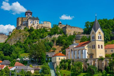 Eski kasaba Slovakya 'ya bakan Trencin kalesinin panorama manzarası.