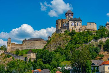 Slovakya 'daki Trencin şatosunun görüntüsü.