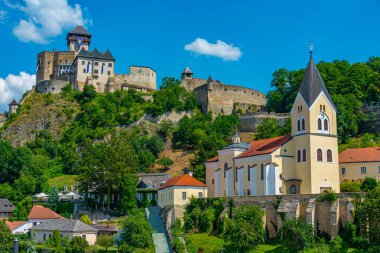 Eski kasaba Slovakya 'ya bakan Trencin kalesinin panorama manzarası.
