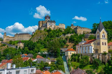Eski kasaba Slovakya 'ya bakan Trencin kalesinin panorama manzarası.