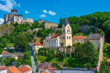 Eski kasaba Slovakya 'ya bakan Trencin kalesinin panorama manzarası.