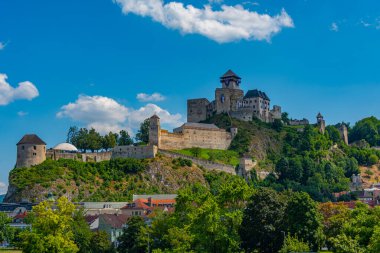 Slovakya 'daki Trencin şatosunun görüntüsü.