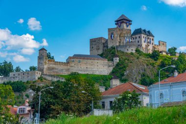 Slovakya 'daki Trencin şatosunun görüntüsü.