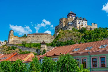 Slovakya 'daki Trencin şatosunun görüntüsü.