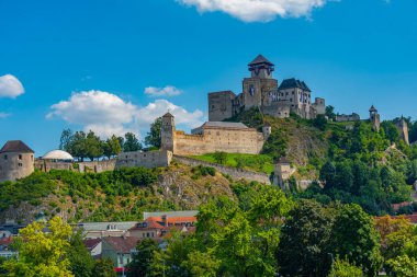 Slovakya 'daki Trencin şatosunun görüntüsü.