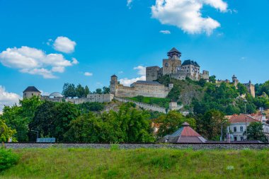 Slovakya 'daki Trencin şatosunun görüntüsü.