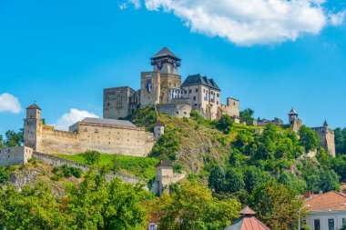 Slovakya 'daki Trencin şatosunun görüntüsü.