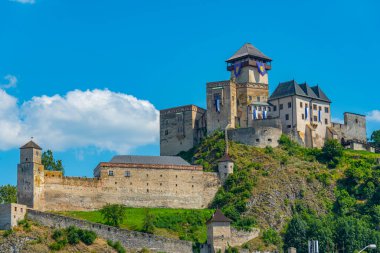 Slovakya 'daki Trencin şatosunun görüntüsü.