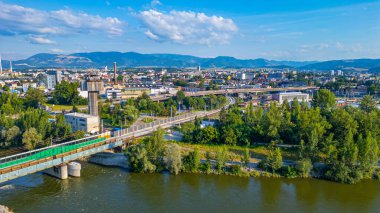Vah nehrinin arkasındaki Zilina Panoraması, Slovakya.IMAGE