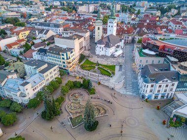 Zilina, Slovakya 'daki Andrej Hlinka Meydanı' nın gün batımı manzarası.