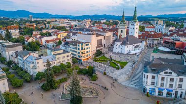 Zilina, Slovakya 'daki Andrej Hlinka Meydanı' nın gün batımı manzarası.