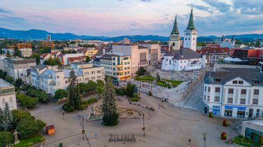 Zilina, Slovakya 'daki Andrej Hlinka Meydanı' nın gün batımı manzarası.