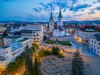 Zilina, Slovakya 'daki Andrej Hlinka Meydanı' nın gün batımı manzarası.