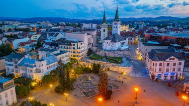 Zilina, Slovakya 'daki Andrej Hlinka Meydanı' nın gün batımı manzarası.