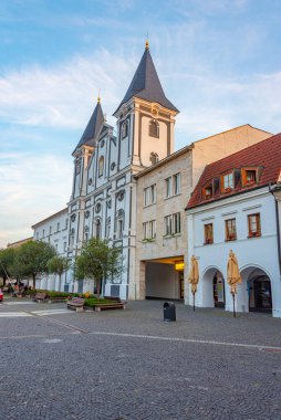 Zilina, Slovakya 'daki Marianske isim meydanının gün batımı manzarası.