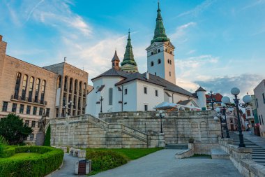 Slovakya, Zilina 'daki Kutsal Üçleme Katedrali' nin gün batımı manzarası.