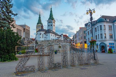 Zilina, Slovakya 'daki Andrej Hlinka Meydanı' nın gün batımı manzarası.