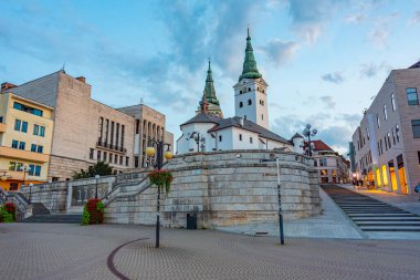 Zilina, Slovakya 'daki Andrej Hlinka Meydanı' nın gün batımı manzarası.