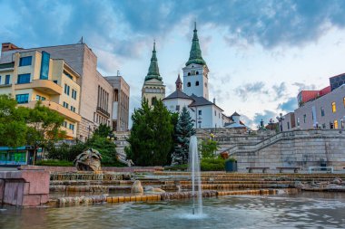 Zilina, Slovakya 'daki Andrej Hlinka Meydanı' nın gün batımı manzarası.