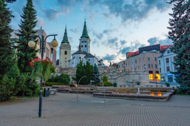 Zilina, Slovakya 'daki Andrej Hlinka Meydanı' nın gün batımı manzarası.