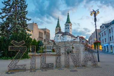 Zilina, Slovakya 'daki Andrej Hlinka Meydanı' nın gün batımı manzarası.
