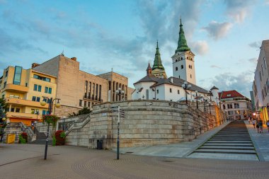 Zilina, Slovakya 'daki Andrej Hlinka Meydanı' nın gün batımı manzarası.