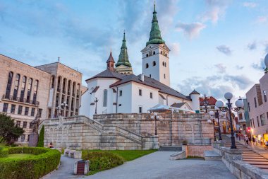 Zilina, Slovakya 'daki Andrej Hlinka Meydanı' nın gün batımı manzarası.