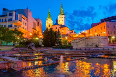 Zilina, Slovakya 'daki Andrej Hlinka Meydanı' nın gün batımı manzarası.