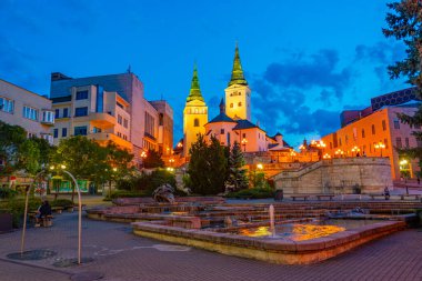 Zilina, Slovakya 'daki Andrej Hlinka Meydanı' nın gün batımı manzarası.