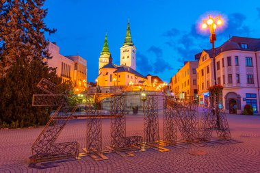 Zilina, Slovakya 'daki Andrej Hlinka Meydanı' nın gün batımı manzarası.