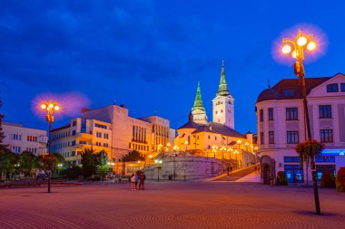 Zilina, Slovakya 'daki Andrej Hlinka Meydanı' nın gün batımı manzarası.