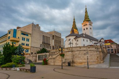 Slovakya 'nın Zilina kentindeki Andrej Hlinka Meydanı' nın gün doğumu manzarası.