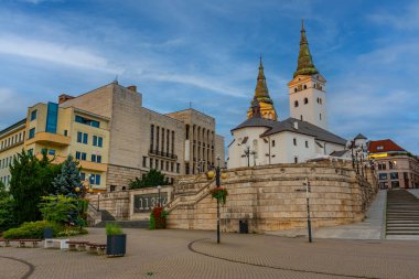 Slovakya 'nın Zilina kentindeki Andrej Hlinka Meydanı' nın gün doğumu manzarası.