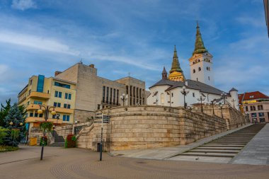 Slovakya 'nın Zilina kentindeki Andrej Hlinka Meydanı' nın gün doğumu manzarası.